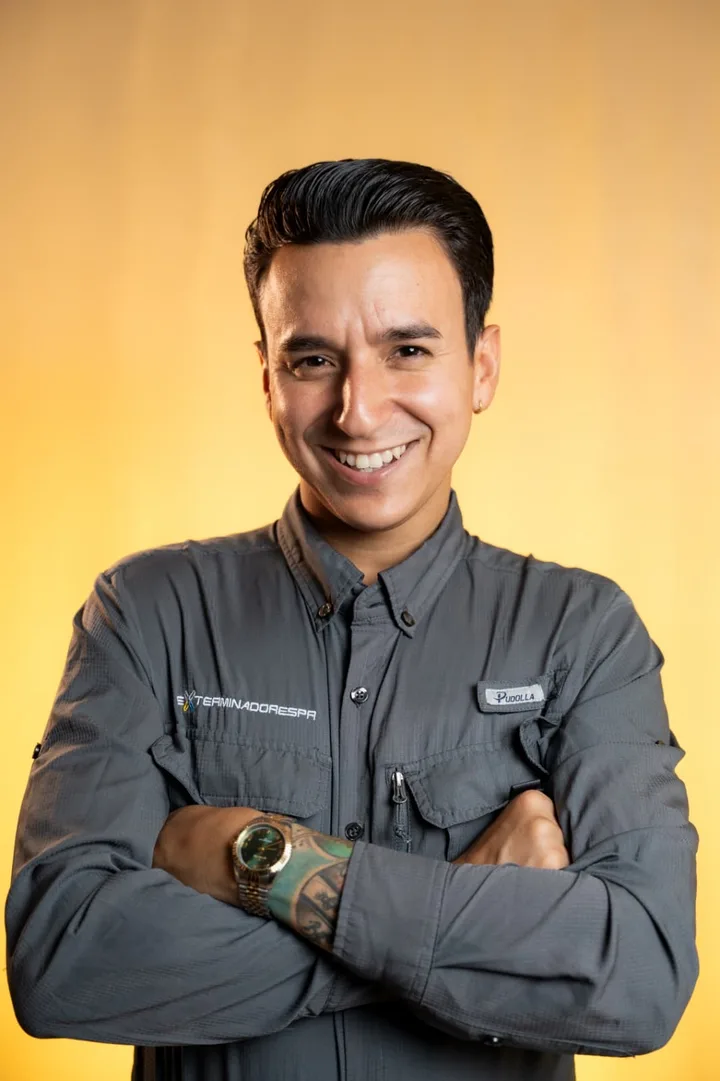 Emanuel Calero, fundador de Exterminadores PR, en camisa de uniforme con el logo bordado